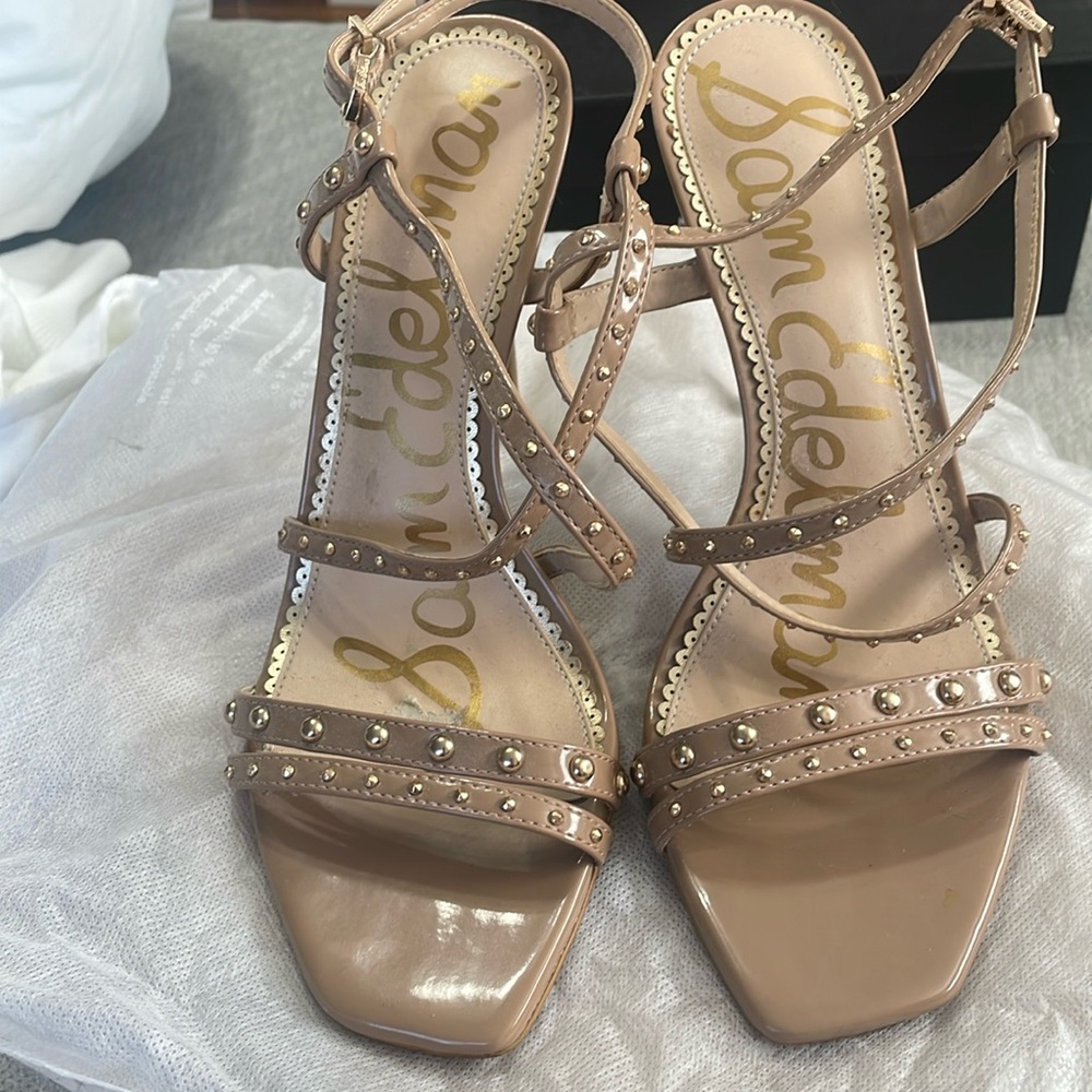 Sam Edelman tan patent leather with gold studs. SZ 81/2